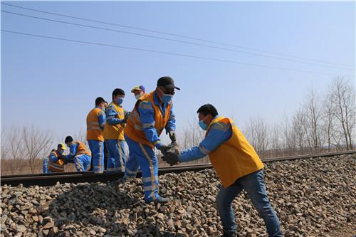 中国铁路哈尔滨局集团有限公司齐齐哈尔电务段整治通信明线路安全行车