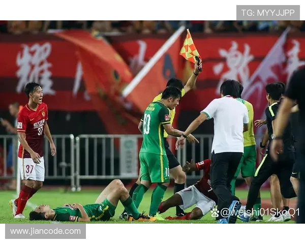 国足热身赛再现惊险逆转 全队奋力拼搏展现顽强斗志 国足热身赛再现惊险逆转 全队奋力拼搏展现顽强斗志