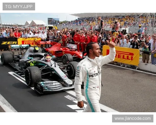 F1新赛季揭幕战精彩纷呈 琼斯与汉密尔顿争夺冠军宝座 F1新赛季揭幕战精彩纷呈 琼斯与汉密尔顿争夺冠军宝座