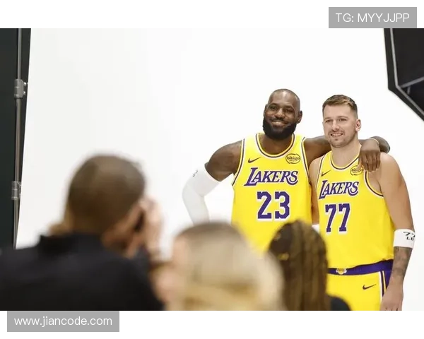 詹姆斯率湖人再创逆转奇迹年轻球员爆发助球队豪取五连胜