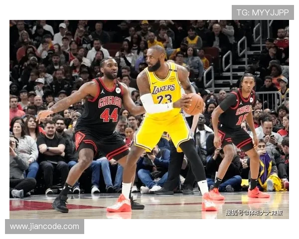 詹姆斯领衔湖人逆转取胜西部格局再起波澜引热议季后赛前景成焦点